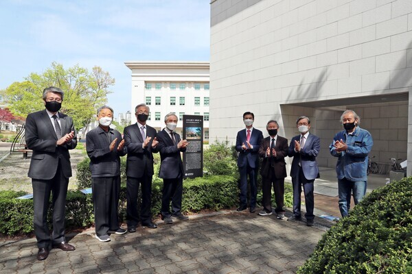 (왼쪽부터) 삼육대 김성익 전 총장과 정순영 전 삼육의명대 학장, 김기곤 전 총장, 서광수 전 총장, 김일목 총장, 오만규 목사, 남대극 전 총장, 임종성 총동문회장이 '옛터 기념비 제막식'에서 박수를 치고 있다. 사진=삼육대 제공