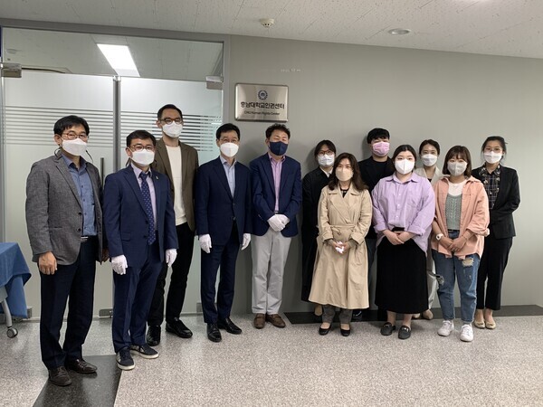 충남대 인권센터 현판식에서 참석자들이 기념촬영을 하고 있다. 사진=충남대 제공