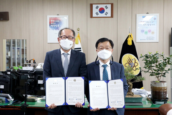 이재용 영남이공대 총장과 최병도 교장 기념사진을 촬영하고 있다