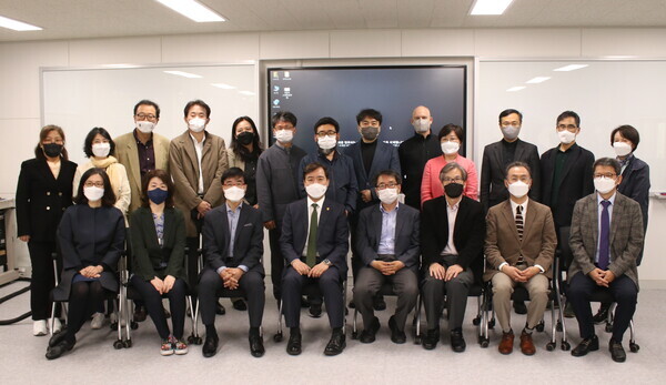 지난 22일 한신대가 진행한 미국 생태문명원 개원식 참가자들이 기념사진을 촬영하고 있다. 사진=한신대 제공