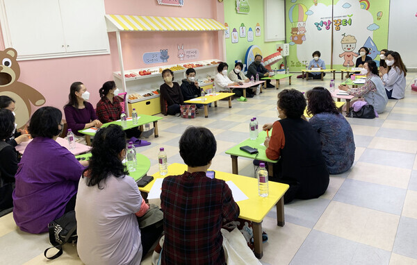 경인여대 산학협력단이 위탁·운영 중인 계양구 어린이급식관리지원센터가 지난 26일 진행한 시설장 간담회에서 관내 지역아동센터 담당자들이 대화를 나누고 있다. 사진=경인여대 제공