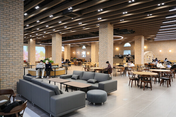 새롭게 단장한 부산대 새벽벌도서관 내부 모습. 사진=부산대 제공