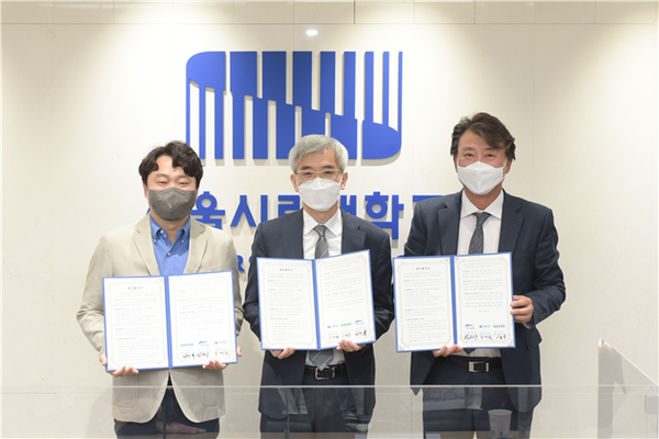 이건수(왼쪽) 네이버 글레이스 CIC 대표와 양재환(가운데) 서울시립대 경영대학장, 김형보 서울시설공단 복지경제본부장이 업무협약을 체곃한 후 협약서를 펼쳐보이고 있다. 사진=서울시립대 제공