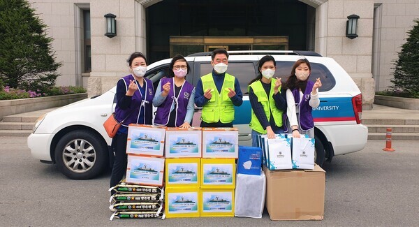 권현종(가운데) 선문대 교수 등 교직원들이 우크라이나 고려인 동포 난민을 돕기위한 생필품을 모아놓고 있다. 사진=선문대 제공