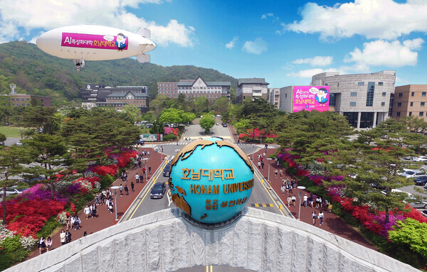 드론 항공선이 호남대 정문 조형물 위를 비행하고 있다. 사진=호남대 제공