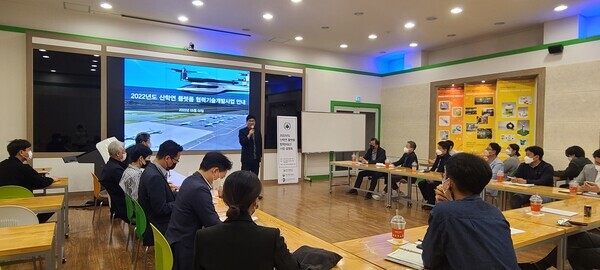 지난 2일 열린 산학연 플랫폼 협력 기술개발 참여기업 모집 설명회에서 김현성 사업단장이 지원 내용에 대해 설명하고 있다. 사진=한서대 제공