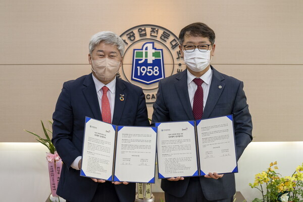 서태범(오른쪽) 인하공전 총장과 배인식 온해피 회장이 국제교류 활성화를 위한 업무협약을 체결하고 협약서를 펼쳐보이고 있다. 사진=인하공전 제공