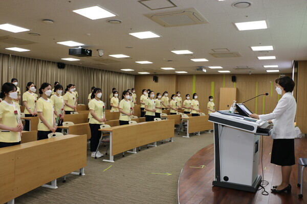 지난달 29일 경복대 치위생학과 2학년 학생들이 예비치과위생사 선서를 하고 있다. 사진=경복대 제공