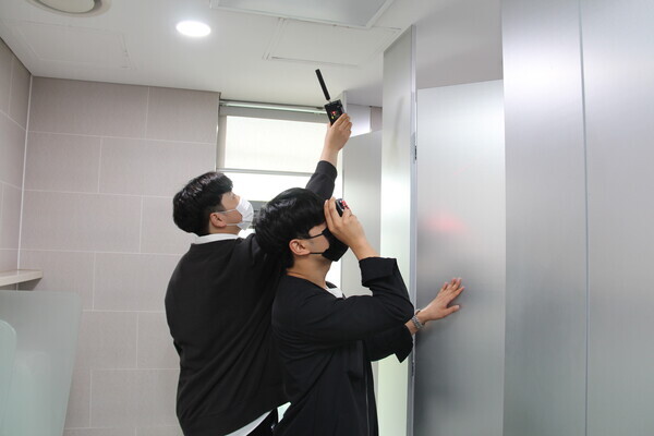 서일대 학생들이 불법촬영 점검을 하고 있다. 사진=서일대 제공