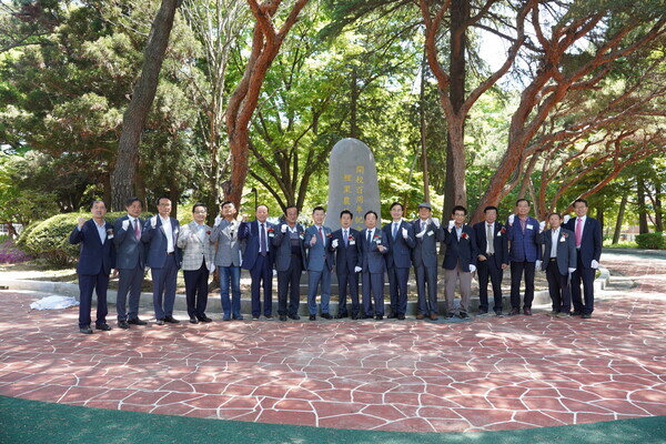 이리농림학교 개교 100주년 기념행사 참석자들이 기념탑 제막 후 한 자리에 모여 파이팅을 외치고 있다. 사진=전북대 제공