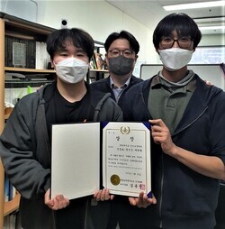 박원형(뒷줄) 교수와 학생들이 상장을 들고 기념촬영하고 있다. 사진=상명대 제공