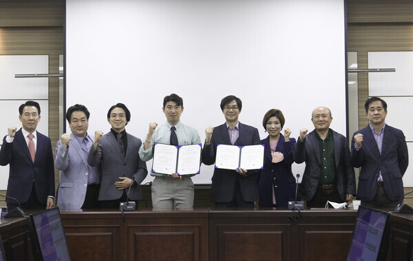 동명대와 소나무엔터테인먼트 관계자들이 협약 후 협약서를 들고 파이팅을 외치고 있다. 사진=동명대 제공