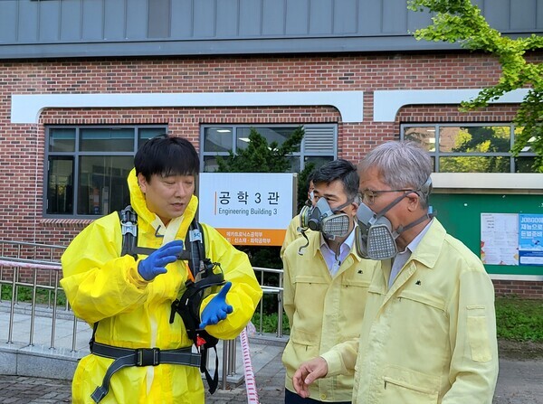 이성기(오른쪽) 한국기술교육대 총장이 ‘현장작동성 점검 훈련’에 참여해 연구실 안전환경 관리자의 설명을 듣고 있다. 사진=한국기술교육대 제공
