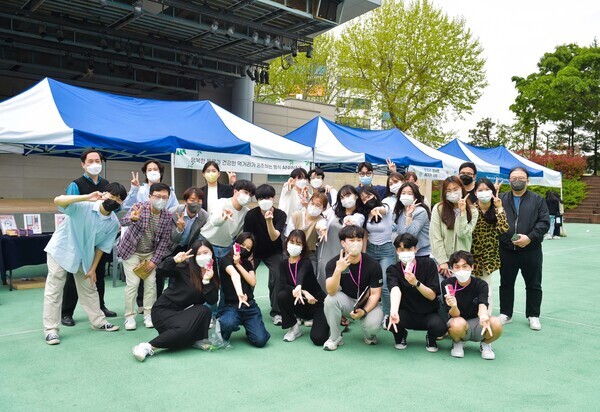 조선대와 KT&G 상상유니브 전남운영사무국이 마련한 '꽃구름마켓'에서 참석자들이 기념촬영을 하고 있다. 사진=조선대 제공