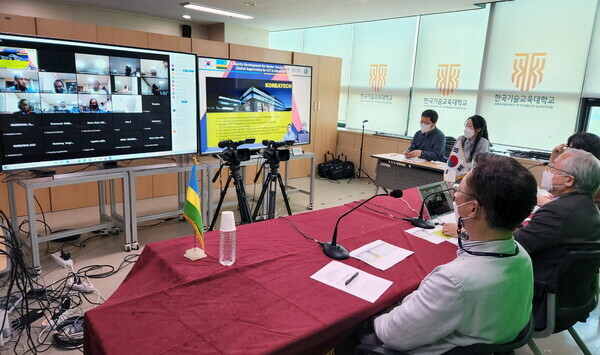 한국기술교육대 개도국기술이전연구소가 르완다 교사 등을 대상으로 실시한 온라인 연수 모습. 사진=한국기술교육대 제공