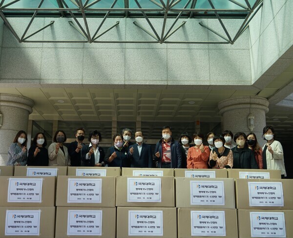 국제대와 평택노인재가협회 관계자들이 마스크 4만5천장 기증식을 갖고 파이팅을 외치고 있다. 사진=국제대 제공