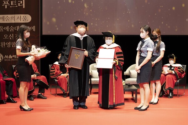 이남식(왼쪽) 서울예대 총장이 메가와티 전 인도네시아 대통령과 함께 기념촬영을 하고 있다. 사진=서울예대 제공