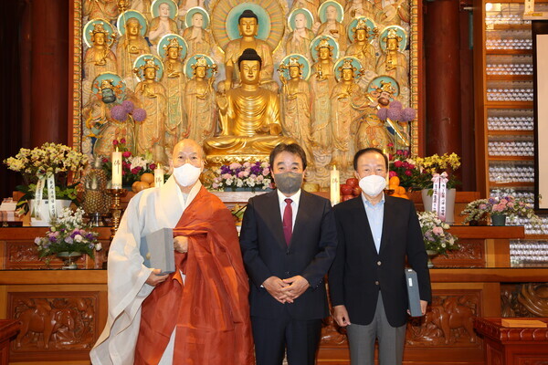 동국대 108배 기부 릴레이 캠페인에 1억원을 기부한 태안 공덕사 회주 혜연스님(왼쪽)과 신성약품 김진문 회장(오른쪽)이 감사패 수여식 후 윤성이 총장과 기념촬영을 하고 있다. 사진=동국대 제공