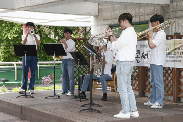 상명대가 학술정보관 옥상정원에서 마련한 힐링콘서트 모습. 사진=상명대 제공