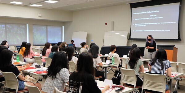 선문대 학생들이 미국 하와이 주립대에서 열린 영어 어학연수에 참여하고 있다. 사진=선문대 제공