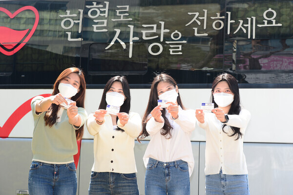 대구보건대 학생들이 헌혈을 하고 헌혈증을 들어보이고 있다. 사진=대구보건대 제공