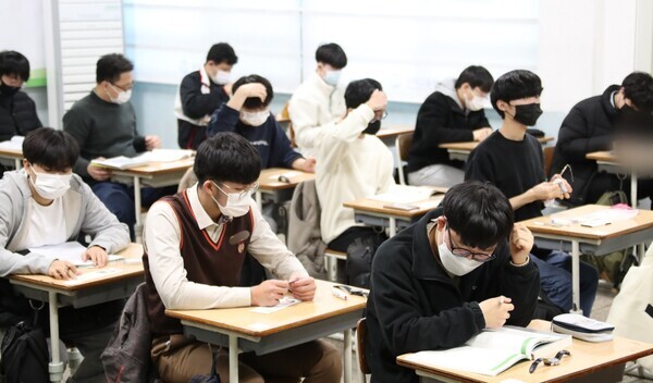 지난해 11월 2022학년도 수능을 치르는 학생들이 시험 준비를 하고 있다. 사진=광주시교육청 제공
