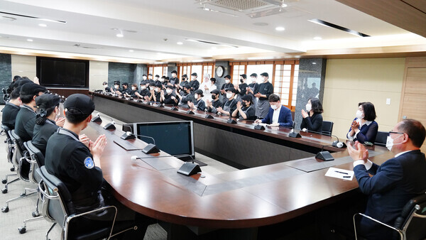‘제19회 서울세계푸드올림픽’ 에서 수상한 영남이공대 학생들이 16일 대학 회의실에서 대학 관계자들과 수상을 축하하며 대화를 나누고 있다. 사진=영남이공대 제공 