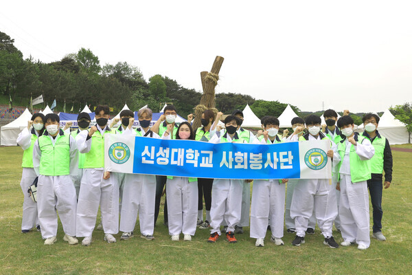 신성대 사회봉사단원들이 지난 13일 당진시 송악읍에서 열린 기지시줄다리기 행사에 참여해 행사 지원을 한 뒤 기념사진을 촬영하고 있다. 사진=신성대 제공
