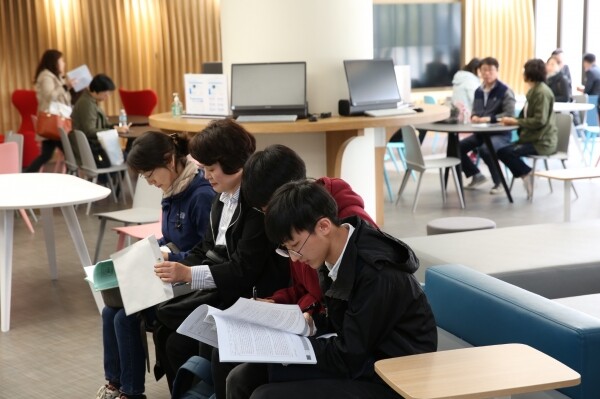 입시설명회가 끝난 후 수험생과 학부모가 개별상담을 받기 위해 대기하며 모집요강을 살펴보고 있다. 사진=대학저널DB