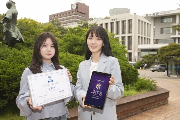 성균관대 학생들이 캠퍼스에서 AI 실무 자격증 AIFB를 알리고 있다. 사진=성균관대 제공