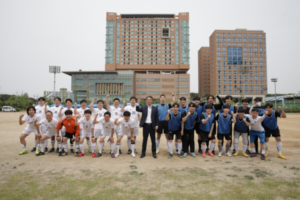 박건수 한국공대 총장과 친선 축구 경기에 참가한 학생, 교직원 등이 파이팅을 외치고 있다. 사진=한국공대 제공