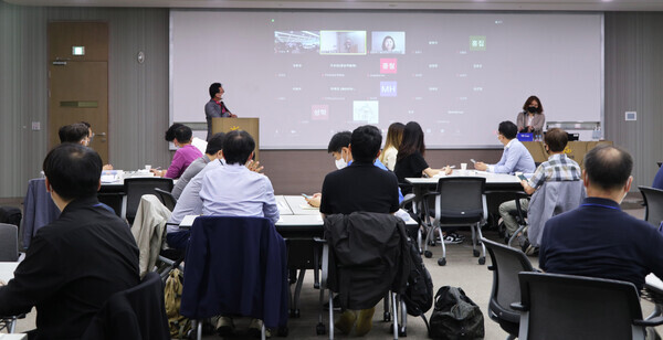 경상국립대 대학원 기술경영학과는 지난 21일 STAR-G 멘토링 데이를 개최했다. 기술경영학과 교수, 관련 전문가, 기업이 모여 산학프로젝트에 대한 설명을 듣고 있다. 사진=경상국립대 제공