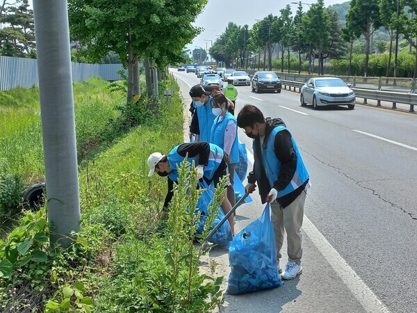 한국교통대 지역상생협력단원들이 충주지역 환경정화 봉사활동을 하고 있다. 사진=한국교통대 제공