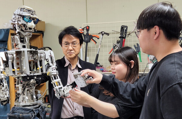 호남대 학생들이 로봇실습을 하고 있다. 사진=호남대 제공