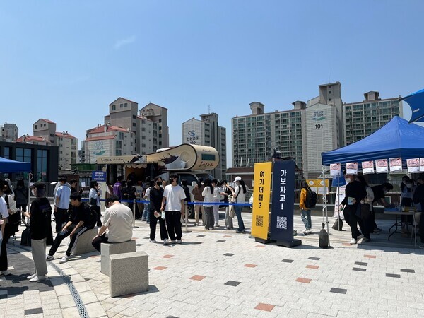 서일대 대학일자리플러스본부와 동아리연합회가 개최한 ‘취업 Delivery! 찾아가는 대학일자리플러스본부-동아리연합회 홍보&상담’ 커피차 이벤트에 학생들이 참여하고 있다. 사진=서일대 제공