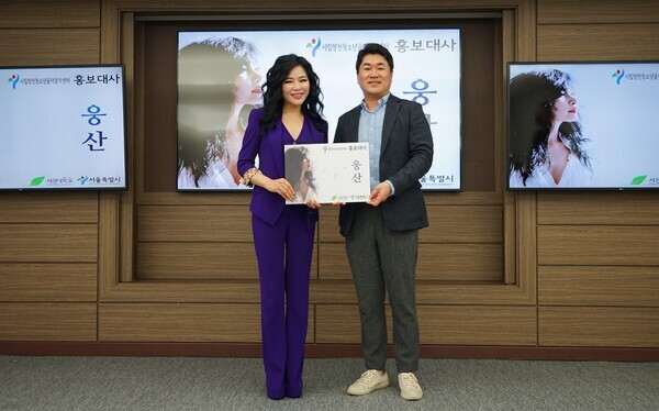 재즈 디바 웅산(왼쪽)과 한정섭 시립양천청소년음악창작센터장이 홍보대사 위촉식에서 기념촬영을 하고 있다. 사진=서경대 제공