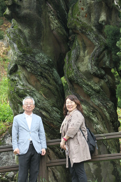 쌍향수 앞 서울여대 이동선(왼쪽) 명예교수와 배선영 교수. 사진=서울여대 제공