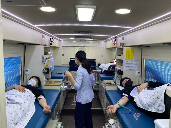 삼육보건대 학생들이 헌혈을 하고 있다. 사진=삼육보건대 제공