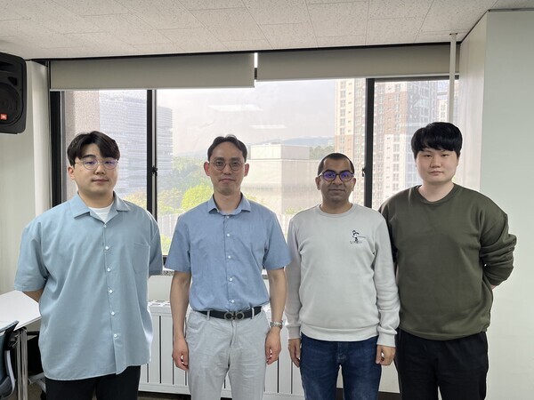(왼쪽부터)이왕곤 씨, 서형탁 책임교수, 모히트 쿠마 교수, 김운정 씨로 구성된 아주대 연구팀. 사진=아주대 제공