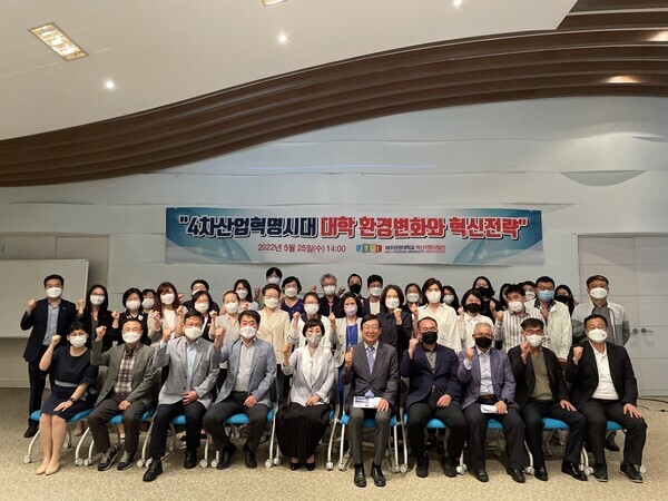 김성규 제주관광대 총장, 조봉래 인천재능대 교수와 제주관광대 교직원들이 특강에 참석해 파이팅을 외치고 있다. 사진=제주관광대 제공