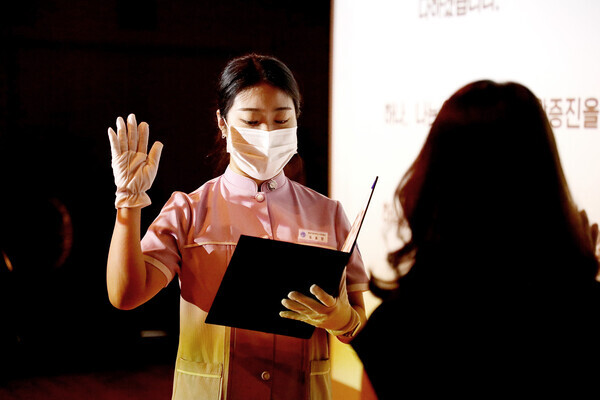 영남이공대 예비치과위생사 선서식에서 대표 학생이 선서를 하고 있다. 사진=영남이공대 제공