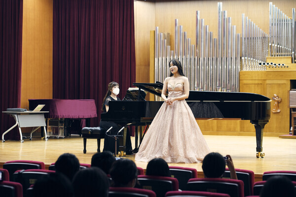 서울사이버대 성악과 학생이 졸업연주를 하고 있다. 사진=서울사이버대 제공