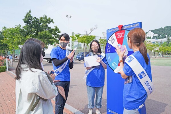 조선대 대학일자리플러스센터 주최로 마련된 청년고용정책 홍보부스에서 학생들이 돌림판 이벤트에 참여하고 있다. 사진=조선대 제공