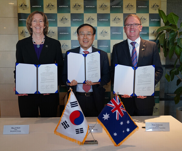 맥 오닐(왼쪽) 우드사이드 에너지 CEO와 오세정(가운데) 서울대 총장, 피터 콜먼 호한재단 이사장이 협약을 체결한 후 협약서를 펼쳐보이고 있다. 사진=서울대 제공