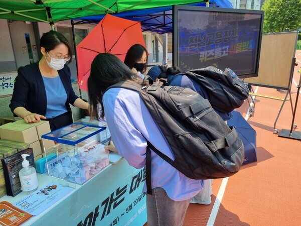 서울과기대 학생들이 ‘찾아가는 대학일자리지원본부’ 행사에서 퀴즈풀이에 참여하고 있다. 사진=서울과기대 제공