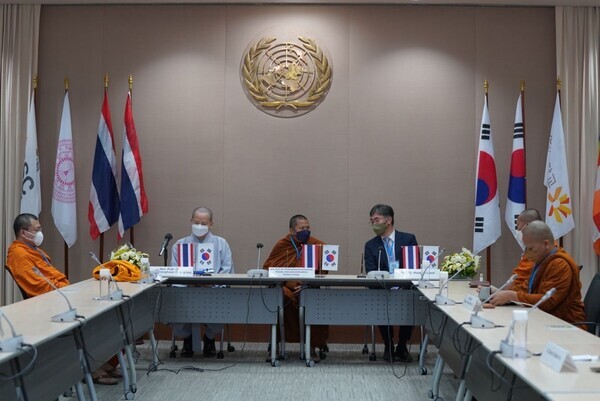 동국대 불교문화연구원 HK+사업단과 동국대 불교대학, 태국 왕립 마하출라롱콘대 국제 불교대학 등 관계자들이 상호협력일 위한 협약을 체결하고 있다. 사진=동국대 제공