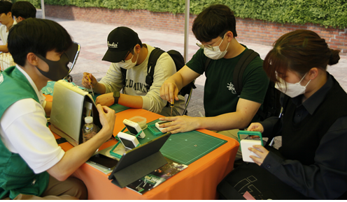 한국공대 사회봉사단 하누리 학생들이 태양광랜턴 키트를 조립하고 있다. 사진=한국공대 제공