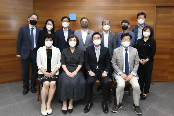 서울여대 교직지원센터 관계자와 김화공업고교, 석관중, 성동글로벌경영고, 정의여고, 청량고, 화랑초 교장 등이 ‘교육실습 협력 학교장 간담회’를 하고 기념촬영을 하고 있다. 사진=서울여대 제공