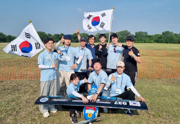 영남이공대 스마트융합기계계열 기계공학과 학생들이 국제대학생 항공모빌리티설계경진대회에서 한국 최초로 참가해 58개팀 중 종합 19위를 한 뒤 기념촬영을 하고 있다. 사진=영남이공대 제공