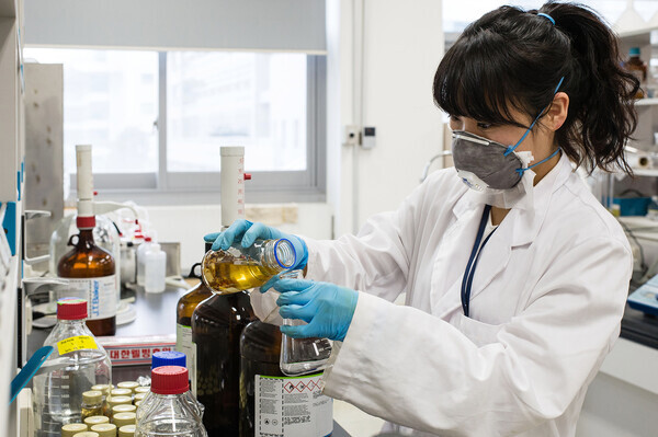 순천향대 PMC센터 연구원이 마이크로바이옴을 활용한 의약품 개발 연구를 수행하고 있다. 사진=순천향대 제공